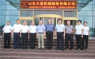 清華大學(xué)建筑設(shè)計研究院副院長、研究員侯建群蒞臨