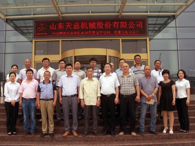 固體廢棄物利用新材料交流會(huì)一行專(zhuān)家領(lǐng)導(dǎo)蒞臨天意參觀(guān)指導(dǎo)