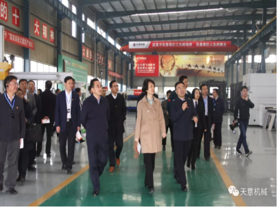 濟(jì)寧市委常委、組織部部長(zhǎng)孔凡萍帶領(lǐng)全市“兩新”組織黨建工作現(xiàn)場(chǎng)觀摩團(tuán)蒞臨天意機(jī)械調(diào)研指導(dǎo)