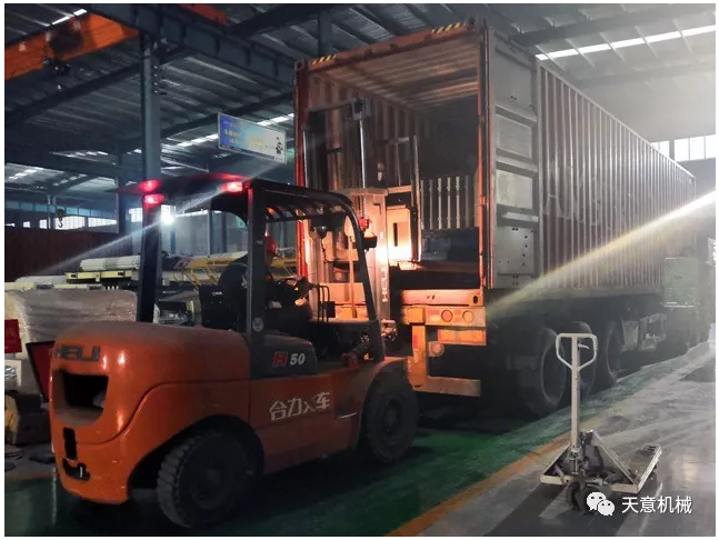 天意機械為柬埔寨客戶加工生產(chǎn)年產(chǎn)80萬平方輕質(zhì)墻板生產(chǎn)線成功裝車啟運！